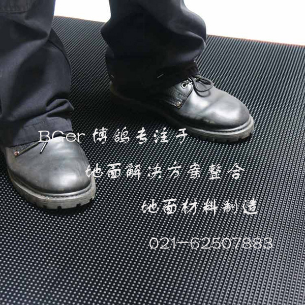 工作人員踩在消毒墊上，進行鞋底消毒、除污演示