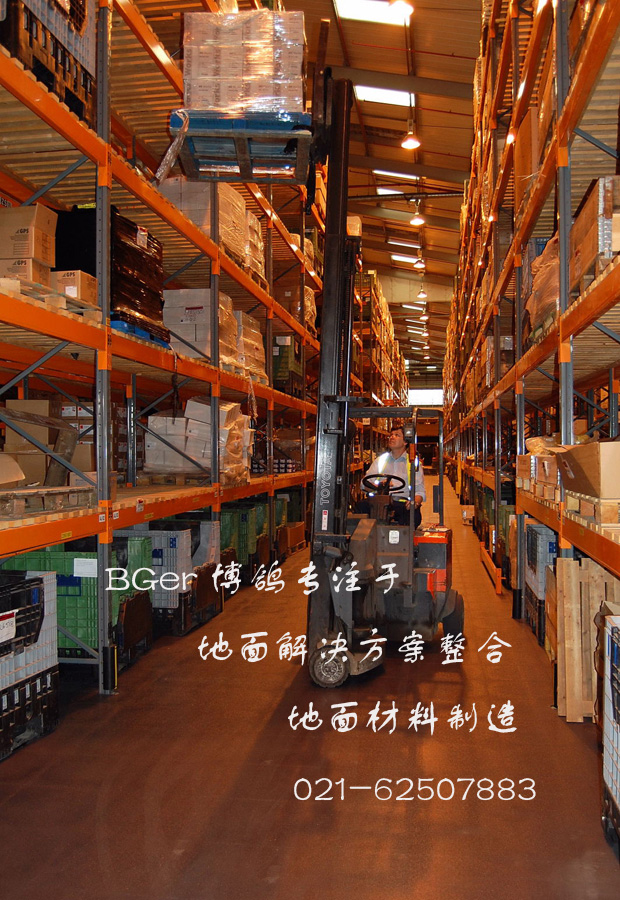 托盤車在鋪裝倉庫地板材料后的地面作業(yè)，更高效和安全