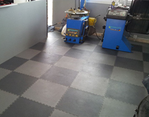工廠用鎖扣式軟地板 黑色+灰色 工廠車間工業(yè)塑膠地板 即鋪即用無(wú)需停機(jī)